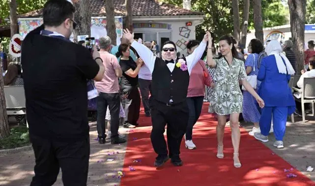 Özel çocuklar için kırmızı halıda özel defile