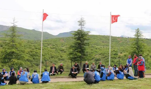 Gençler 33 şehidin anıtına karanfil bıraktı