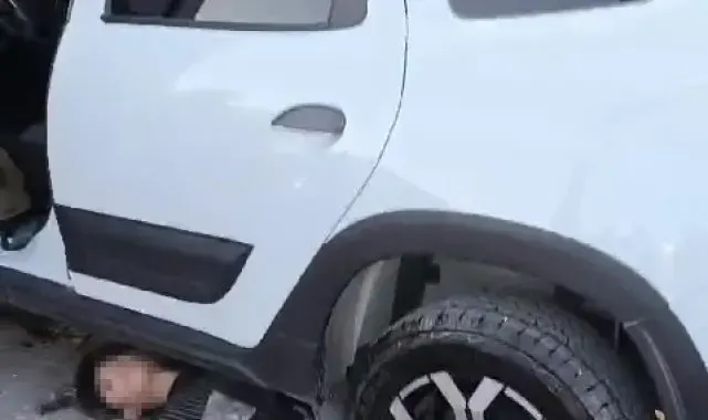 Kontrolden çıkan araç çarptığı 4 kişiden 2'sini altına aldı