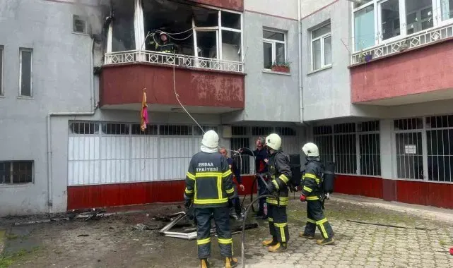 Kibritle oynayan çocuk balkonu ateşe verdi