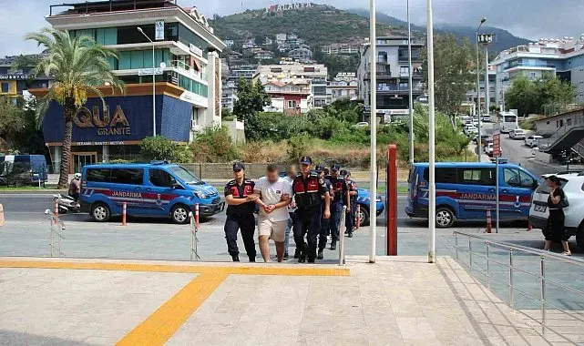 Alanya'da emlak ofisini kurşunlayan 2 şüpheli tutuklandı