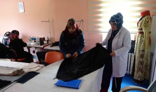 Kadınlar diktikleri elbiselerle aile ekonomisine destek oluyor