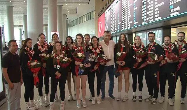 Dünya ikincisi Türkiye U17 Kız Voleybol Milli Takımı çiçeklerle karşılandı