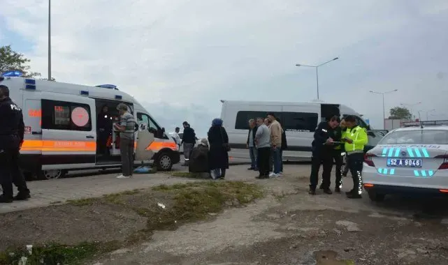 Tekstil işçilerini taşıyan servis minibüsü kaza yaptı: 10 yaralı