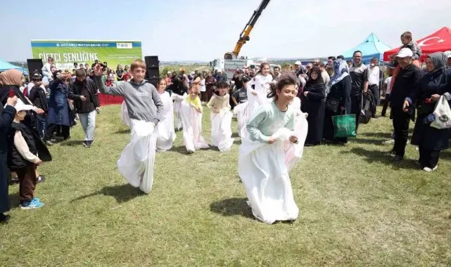 Çiftçiler ve aileleri kıyasıya yarıştı