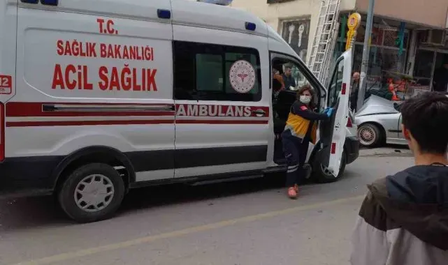 Elektrik direğine çarpan otomobil hurdaya döndü, direk yerinden bile oynamadı