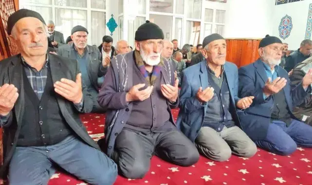 Birçok bölgede sel meydana gelirken Yozgat'ta yağmur için dualar edildi