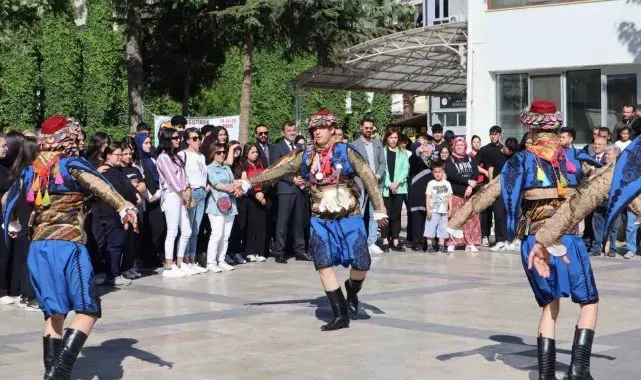 Denizli'nin halk oyunları şampiyonları coşkuyla karşıladı