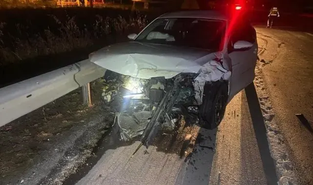 Babaeski'de kontrolden çıkan otomobil bariyerlere çarptı