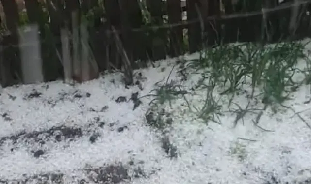 Kastamonu'da dolu yağışı etkili oldu, yollar beyaza büründü