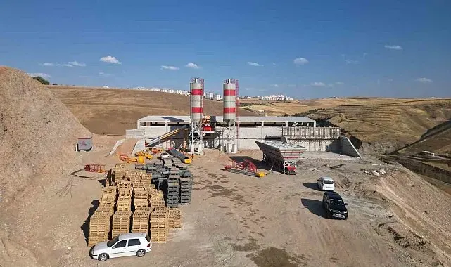Siirt'in altyapısını güçlendirecek beton santrali ve parke taşı üretim tesisinin kurulumu başladı