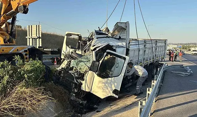 Çanakkale'de kamyon bariyerlere ok gibi saplandı: 2 ölü
