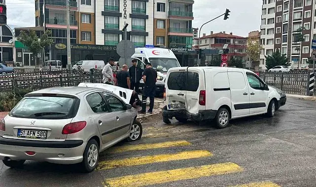 Niğde'de 3 araç birbirine girdi: 1 yaralı