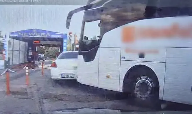 Yolcu otobüsünün çarptığı otomobilin sürüklendiği anlar araç kamerasına yansıdı