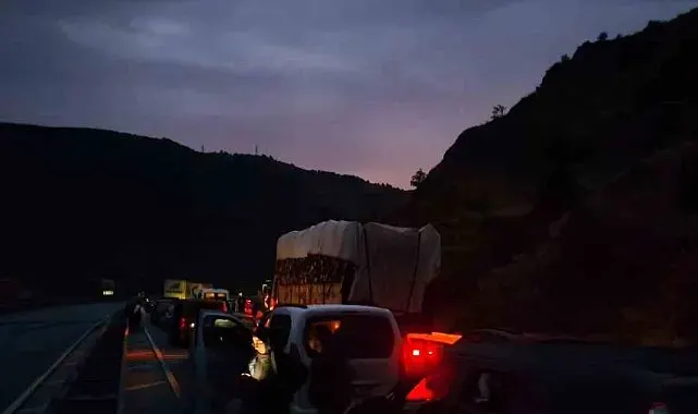 Sivas'ta toprak ve taşların düştüğü yolda 10 kilometrelik araç kuyruğu oluştu