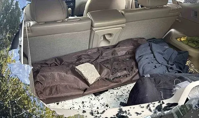 Eskişehir'de trafikte yol verme kavgası: Taşla camını kırdıkları aracın sürücüsünü darbettiler