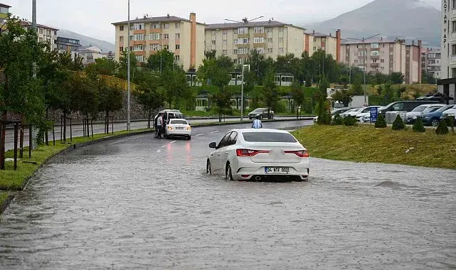 Erzurum'da yağış trafiği felç etti
