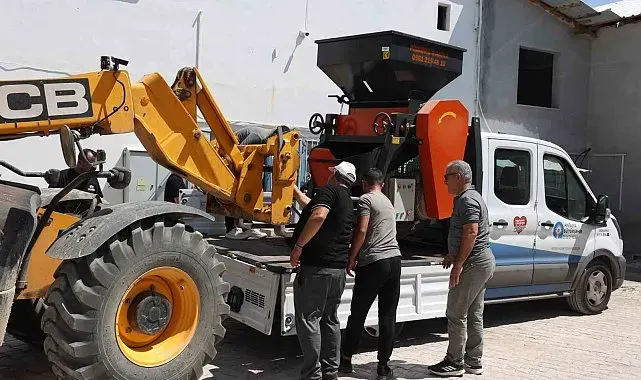 Büyükşehir'den Korkutelili üreticiye yem ezme makinesi desteği