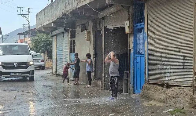 Gaziantep'te yaz yağmuru yüzleri güldürdü