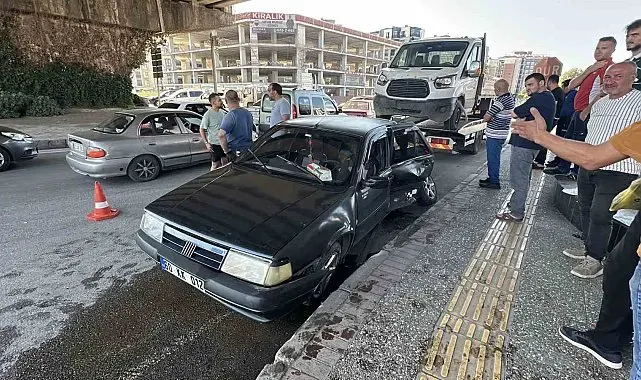 Kavşakta otomobil ile kamyonet çarpıştı: 1 yaralı