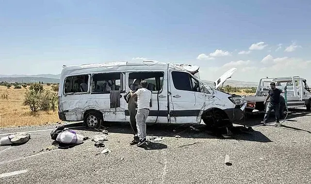 Diyarbakır'da düğün hazırlığında olan ailenin minibüsü devrildi: 3 ölü, 11 yaralı