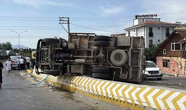 Rampadan inerken kontrolden çıkan kamyon bariyere çarpıp yan yattı