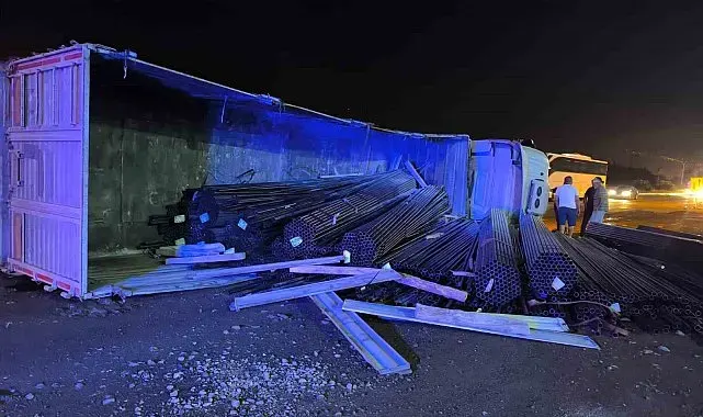 Dörtyol'da demir yüklü tır devrildi