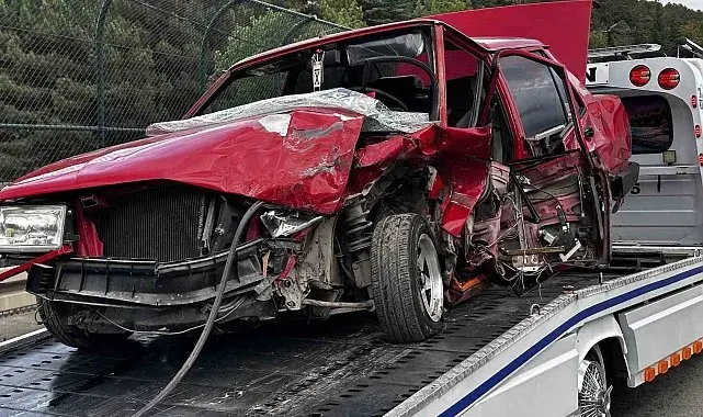 Hafif ticari ile çarpışan otomobil hurdaya döndü: 2 yaralı