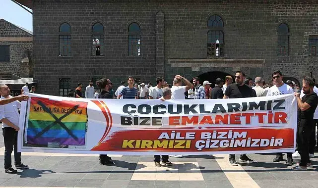 Van İnsan Hakları Derneği'nin LGBT bayrağı açmasına Diyarbakır'dan tepki