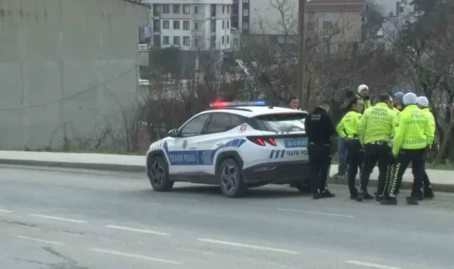 Arnavutköy'de servis minibüsünün çarptığı trafik polisi yaralandı