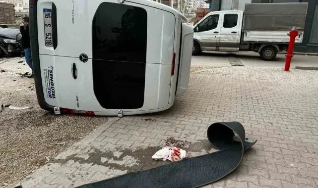 Bursa'da kontrolden çıkan servis minibüsü yan yattı : Sürücü yaralandı
