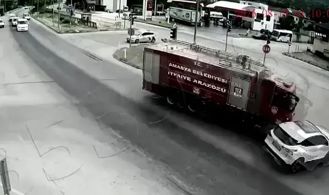 Amasya'da yangına giden itfaiye aracı otomobile çarptı
