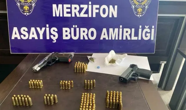 Merzifon'da polisten operasyon: 39 litre sahte içki, 5 tabanca ele geçirildi