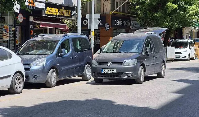 Şair Fuzuli Caddesi çift sıra parktan kurtulamıyor