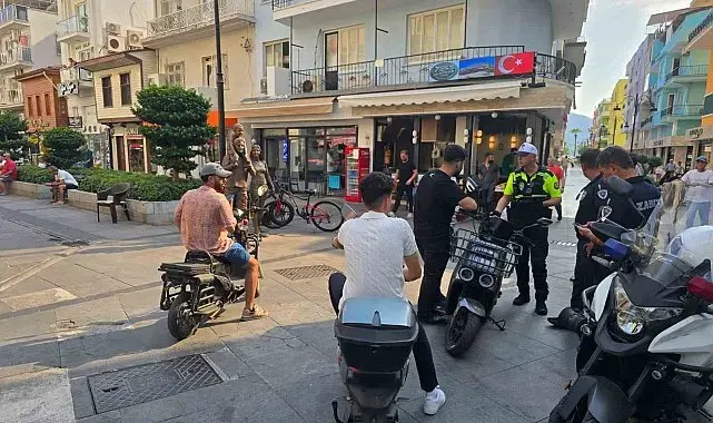 Marmaris Çarşısı'nda motosikletlere ortak denedim