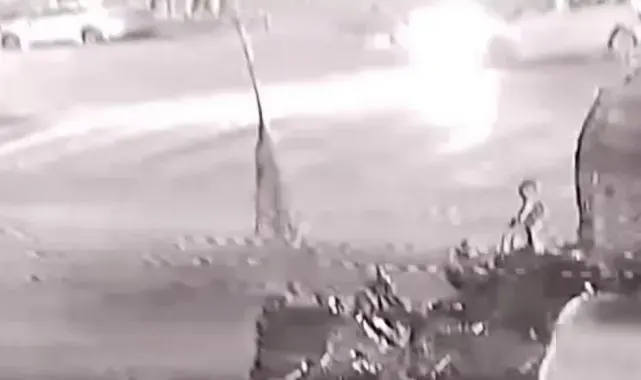 Ataşehir'de hafif ticari araç ile motosikletin kafa kafaya çarpıştığı kaza kamerada