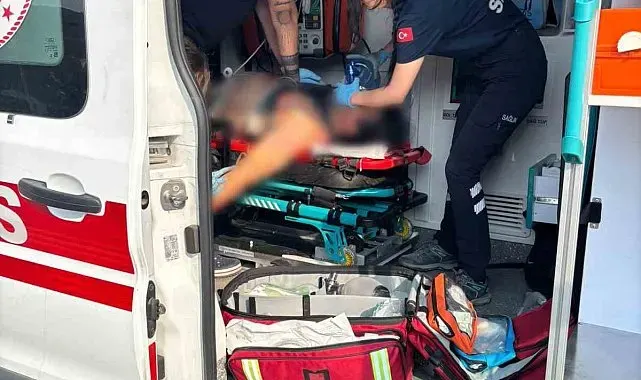 Önce servis aracına ardından tıra çarpan motosiklet sürücüsü ağır yaralandı