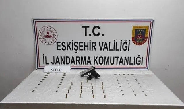 Tarihi eser ve ruhsatsız tabanca satmak isterken yakalandılar