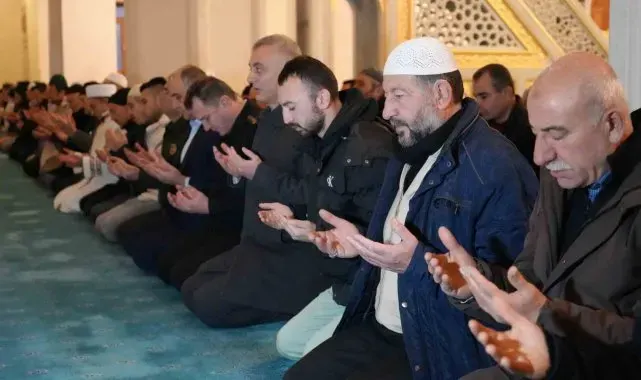 Depremde hayatını kaybedenler için sabah namazında dua edildi