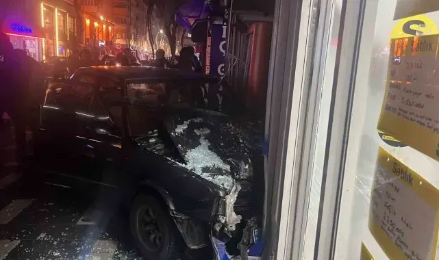 Kontrolden çıkan otomobil iki dükkana çarptı: Dükkan camları paramparça oldu