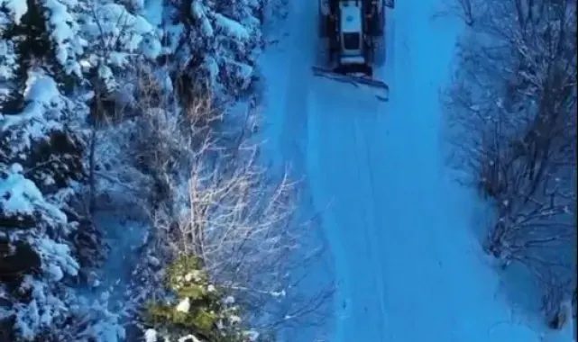 Giresun'da yayla yollarındaki karla mücadele çalışmaları dronla görüntülendi
