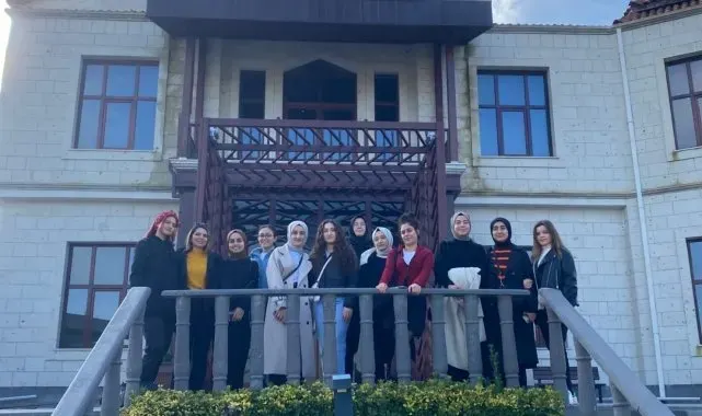 Yurtta kalan öğrenciler Adnan Menderes Müzesi'ni gezerek stres attı