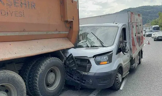 Kamyonet kamyona arkadan çarptı: 1 yaralı