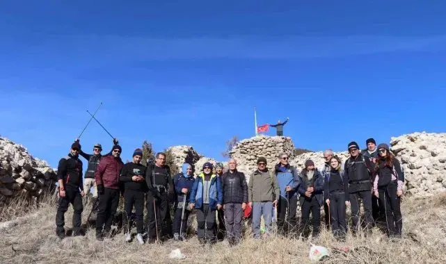 Oltu Tarmut Kalesi'nde İstiklal Marşı okuyup kupa maçında yaşanan olaylara tepki koydular