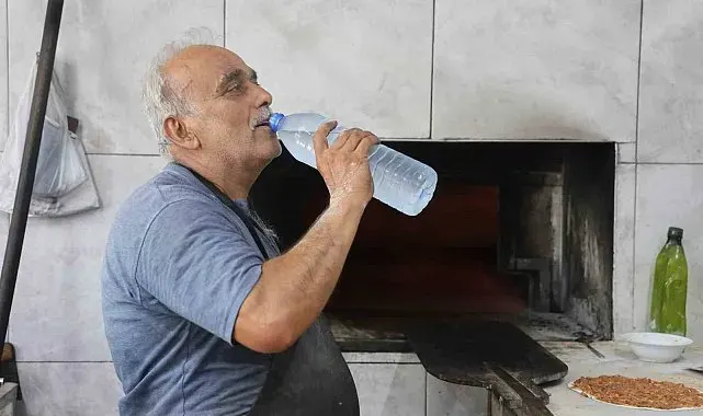 Kavurucu sıcakta ocak başında zorlu mesaiyi sürdüren fırıncılar günde 5 litreyi bulan su tüketiyorlar