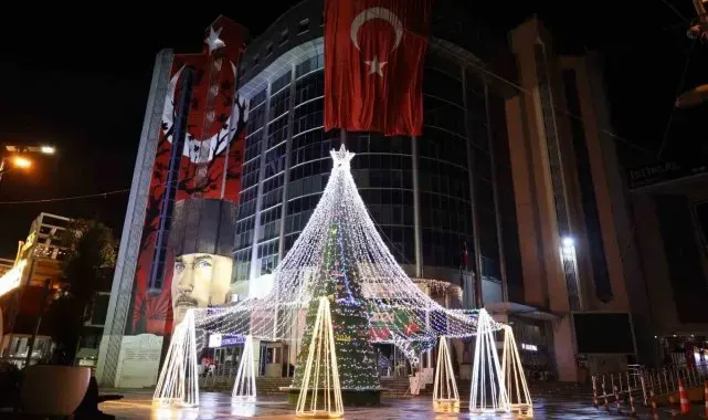 10 metrelik yılbaşı ağacını yeni yıl için süslediler