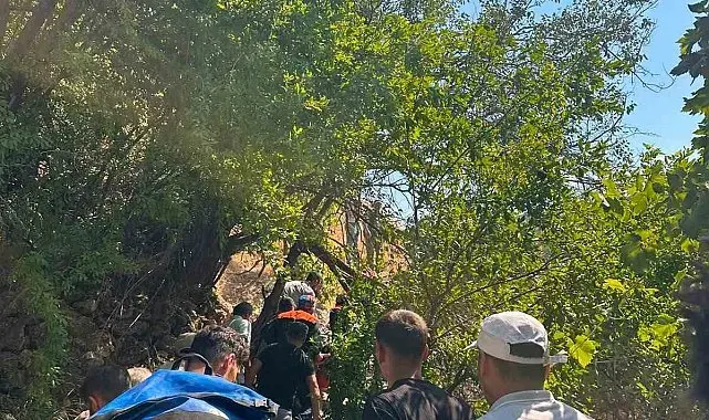 Şırnak'ta yaralı vatandaş sedye ile 1 saat taşınarak ambulansa ulaştırıldı