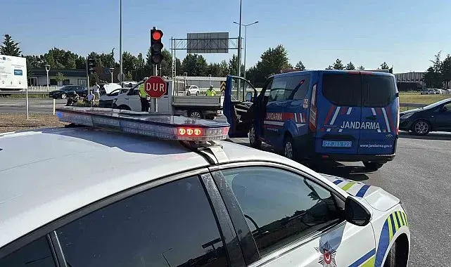 Edirne'de iki otomobil kavşakta çarpıştı: 2 yaralı