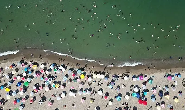 Havlusunu kapan soluğu sahilde alıyor: İlçe nüfusu yaz ayında üçe katlanıyor