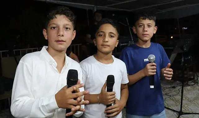 Üç kafadar sesleriyle sahnenin tozunu aldı